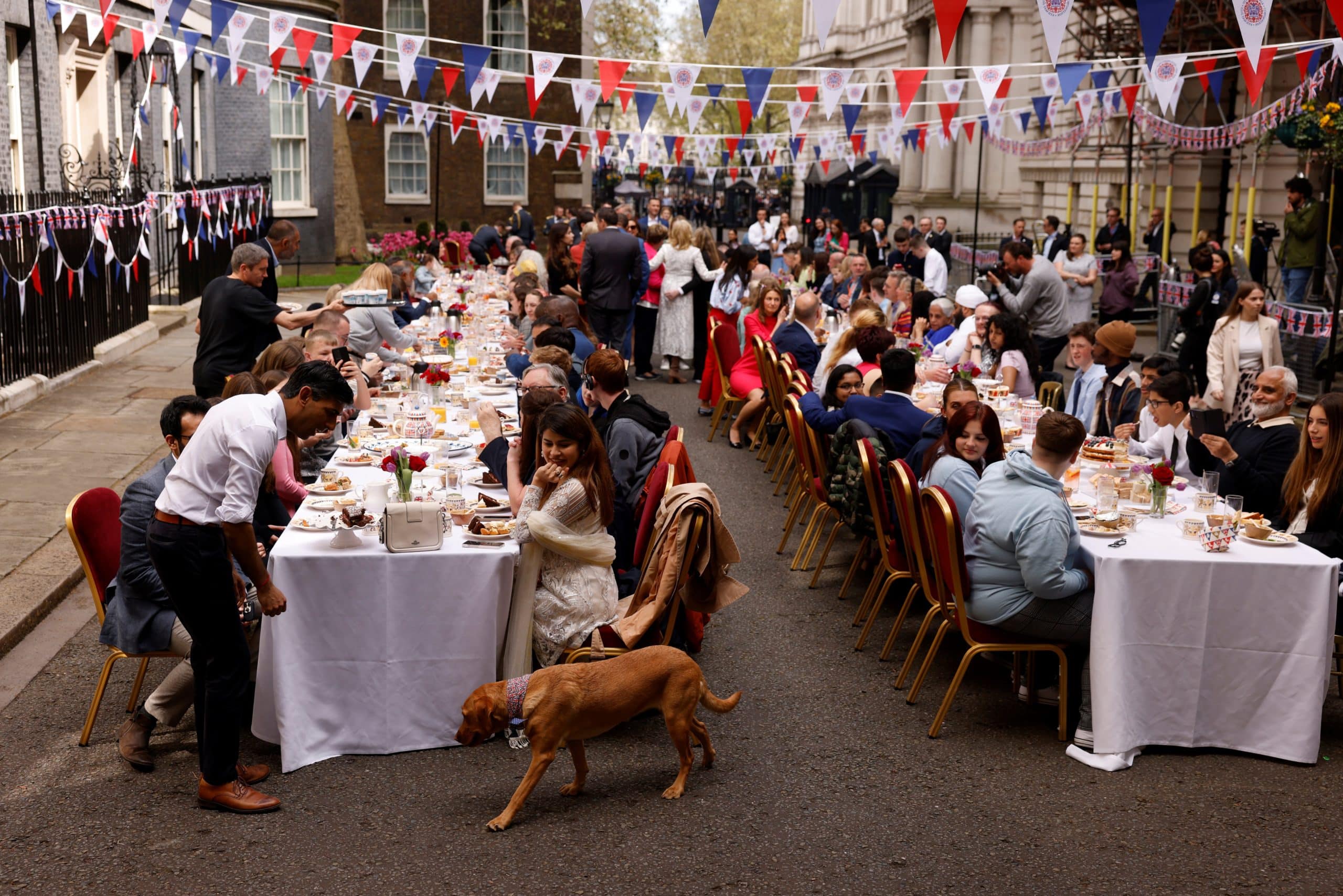 Británicos celebran coronación de Carlos III con fiestas vecinales y concierto