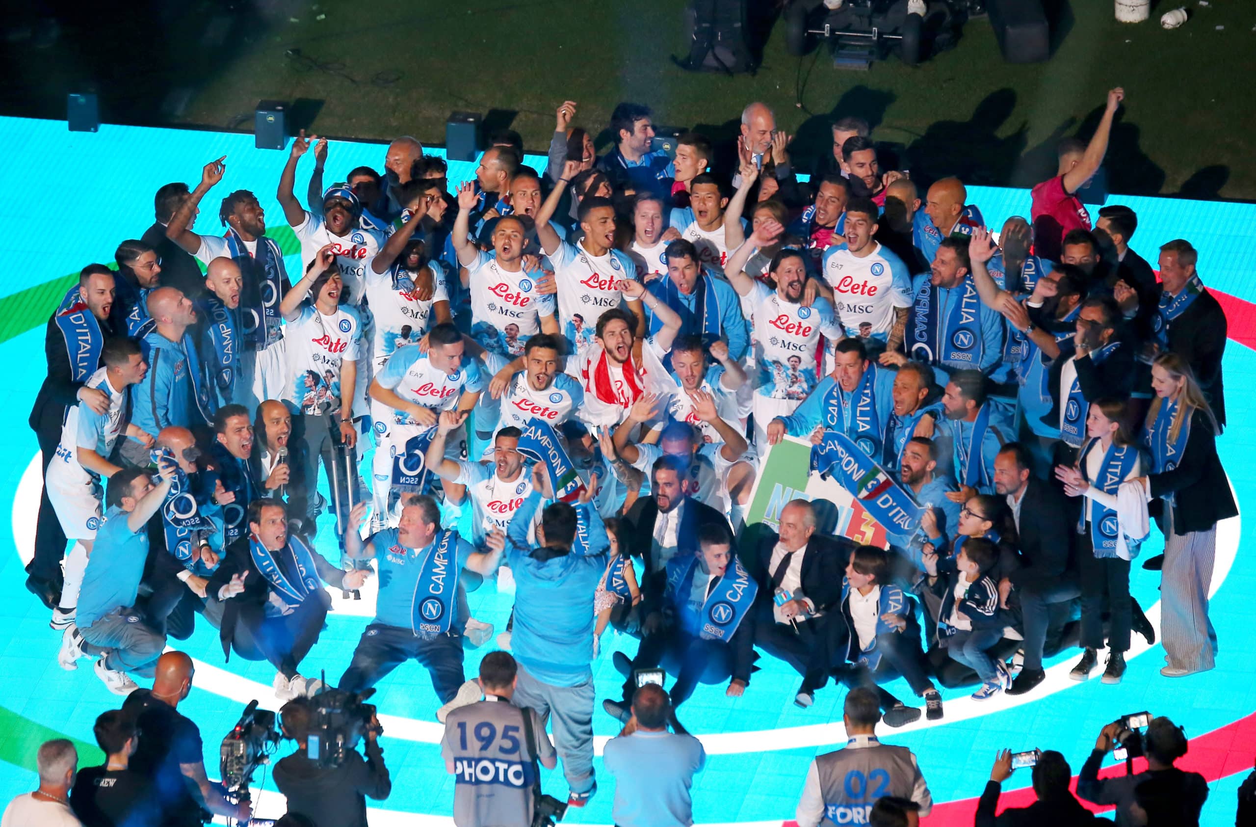 Napoli estrena su título con triunfo y fiesta en la liga italiana