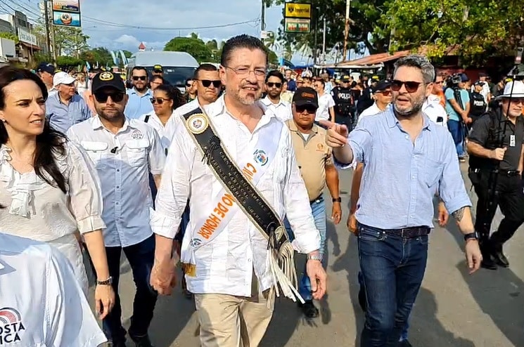 Presidente Chaves visita Puntarenas con motivo de los carnavales