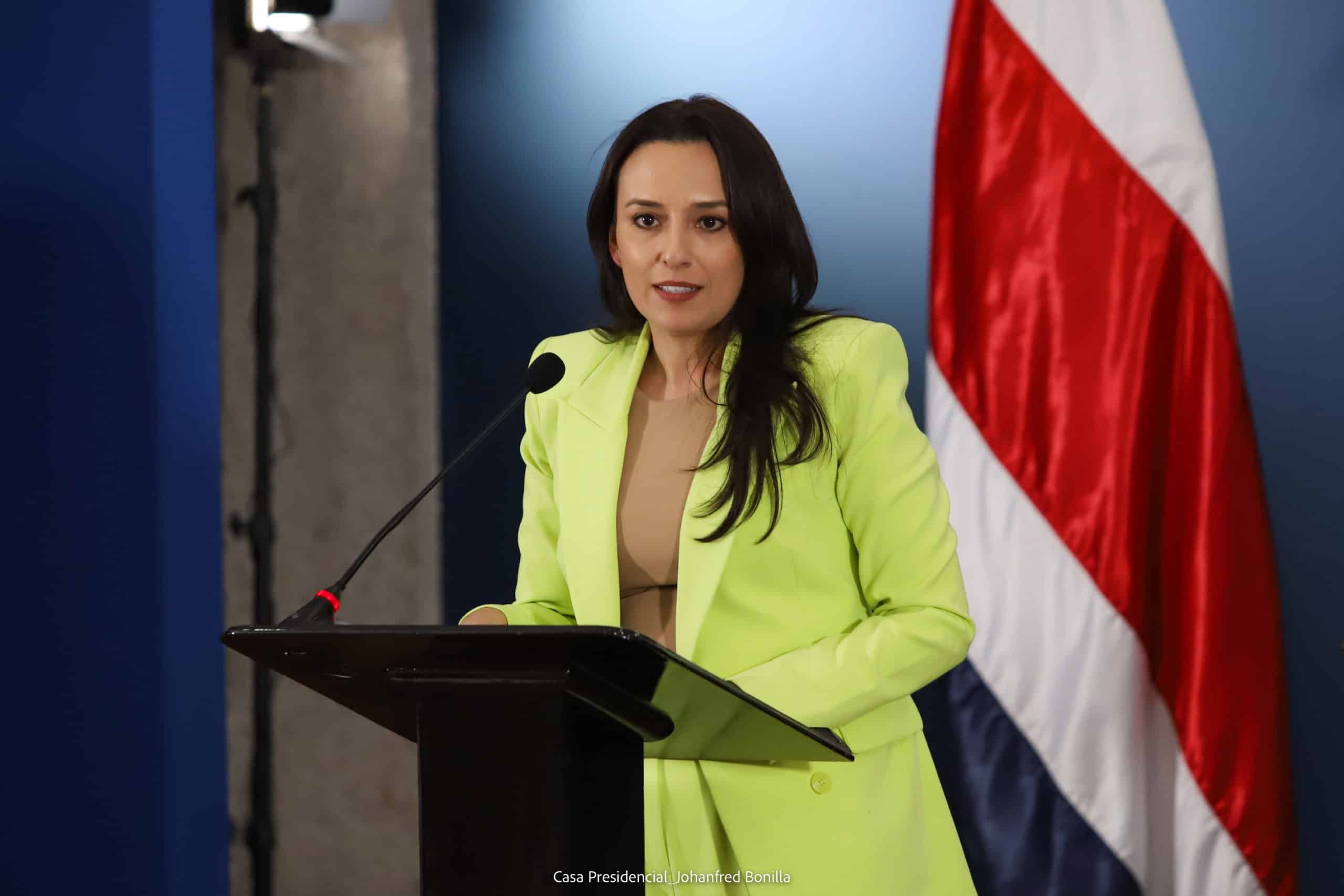 Ministra Natalia Díaz responde a la crítica de Laura Chinchilla: “el presidente no ha renunciado a ejercer el mando supremo”