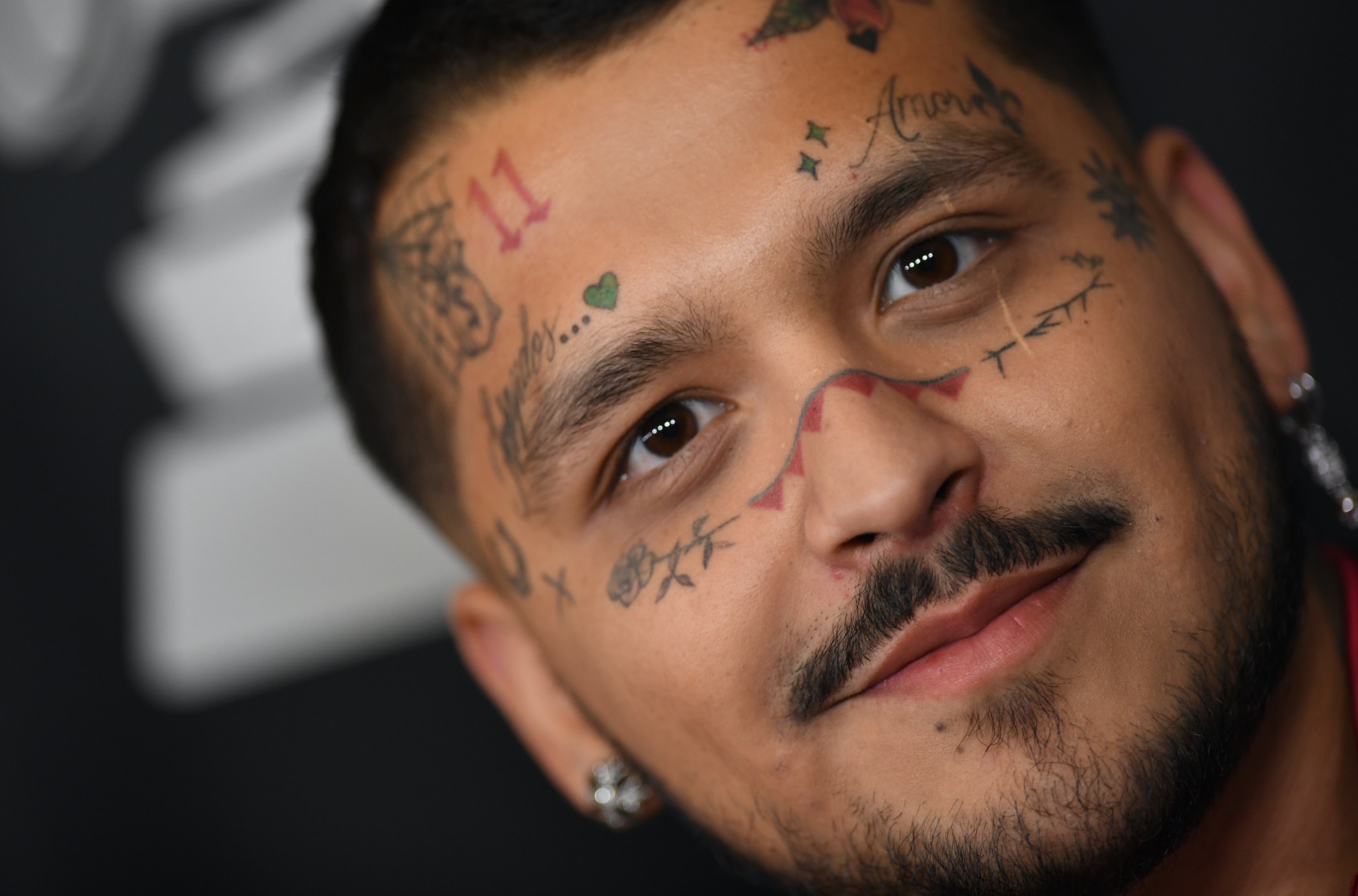 Christian Nodal anuncia que se borrará los tatuajes de la cara por una razón muy especial