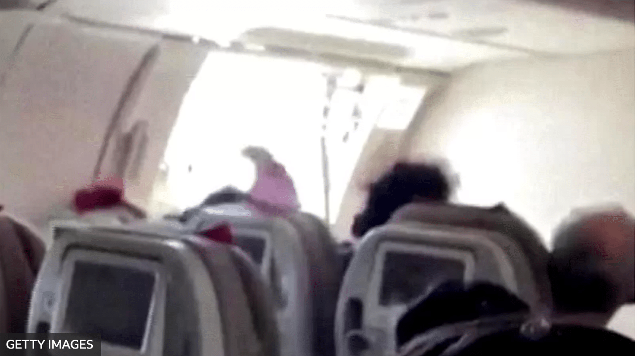 Video | Arrestan a pasajero que abrió la puerta de emergencia de un avión en pleno vuelo en Corea del Sur