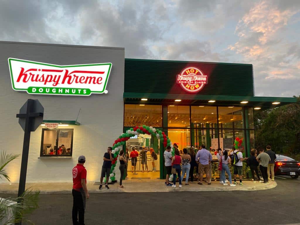 Krispy Kreme desató la locura en Escazú: largas filas fuera del local, presas kilométricas y donas por doquier