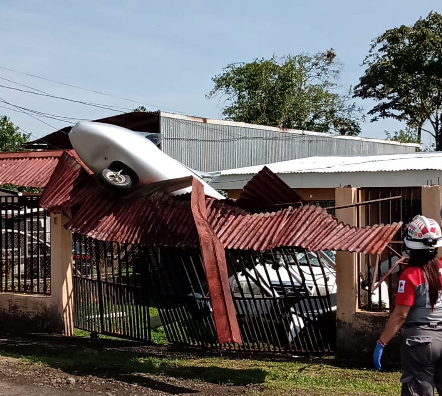 Avión ligero (ultraligero) cayó sobre casa en Guápiles; no se reportan personas fallecidas