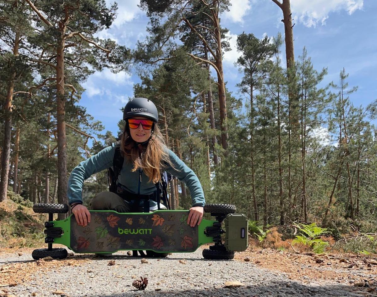 700 km en patineta eléctrica: el nuevo reto de Evangelina González, quien recorrió Costa Rica y ahora lo hace en España