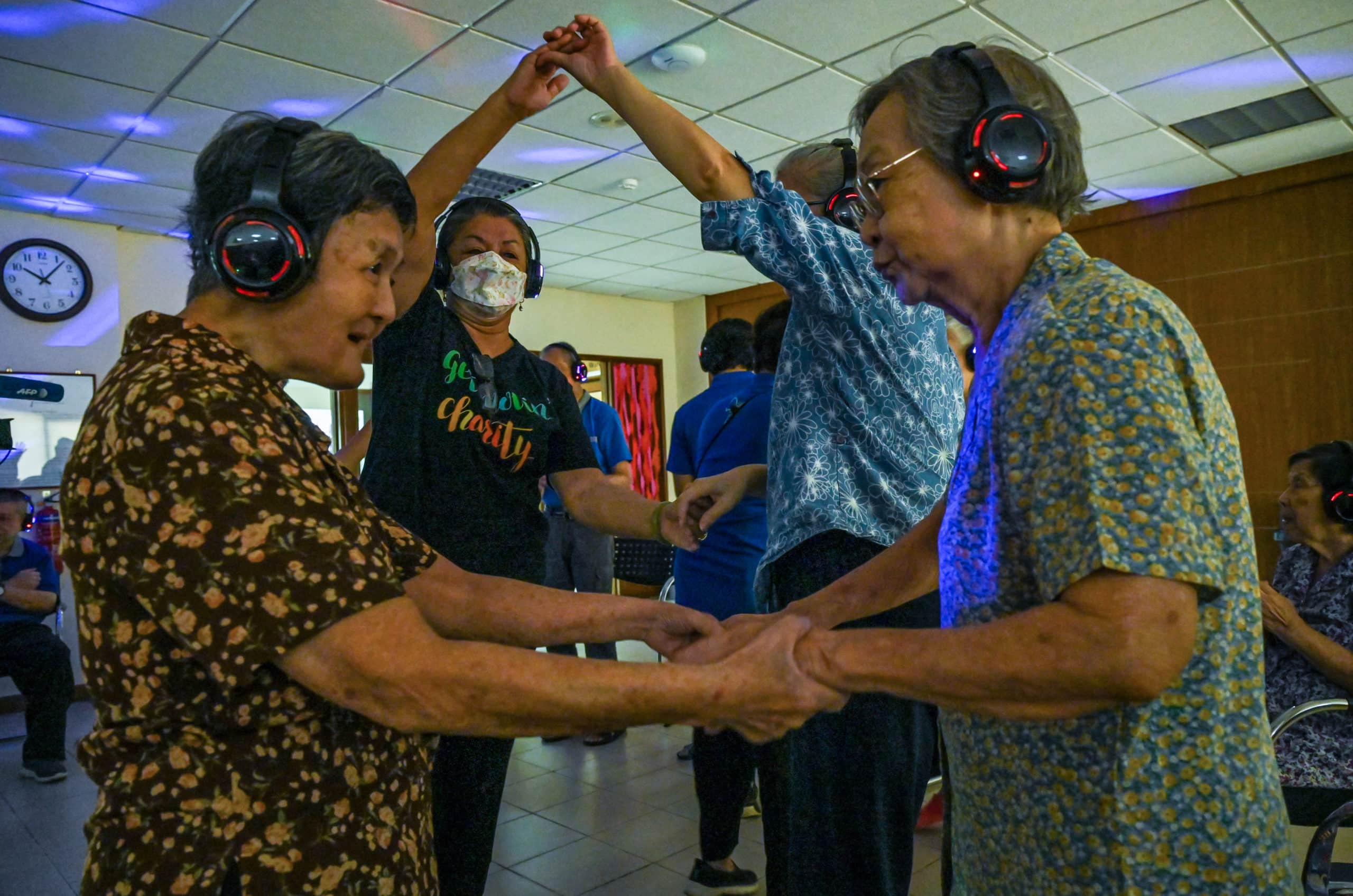 Personas con demencia bailan en una discoteca silenciosa en Singapur