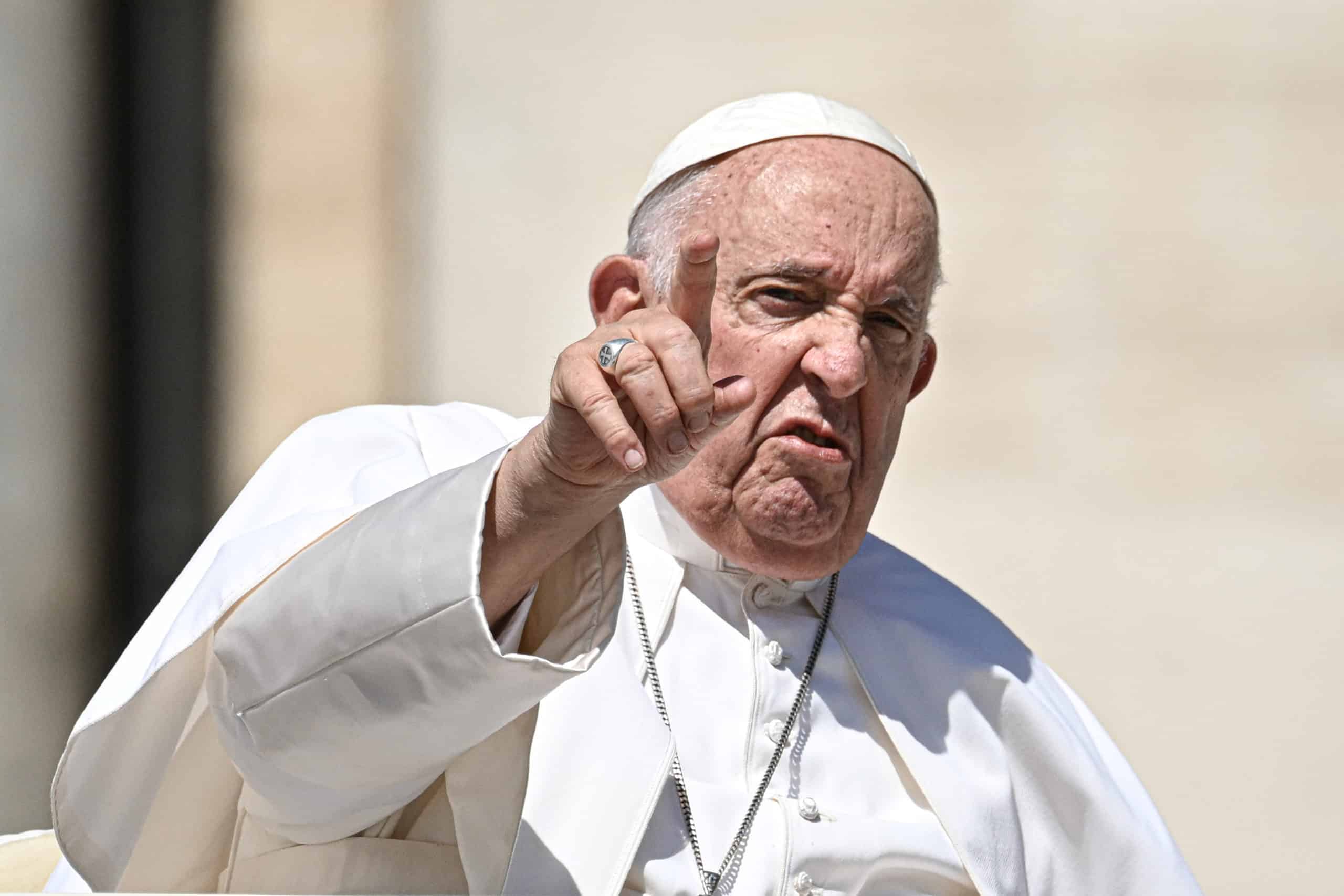 Papa Francisco retoma su trabajo desde el hospital tras ser operado