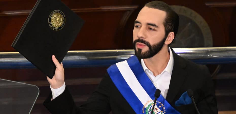 Bukele busca la reelección e inscribe precandidatura presidencial en su partido en El Salvador