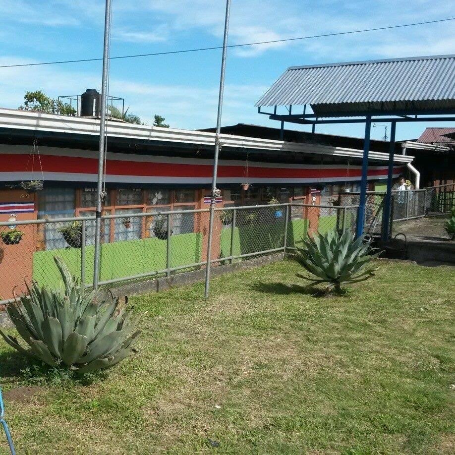 OIJ allanó escuela en Alajuelita por presunto mal uso de recursos de la Junta de Educación