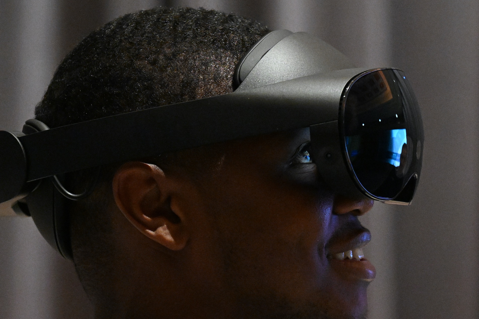 Meta presenta al mercado nuevo casco de realidad virtual Quest antes de anuncio de Apple