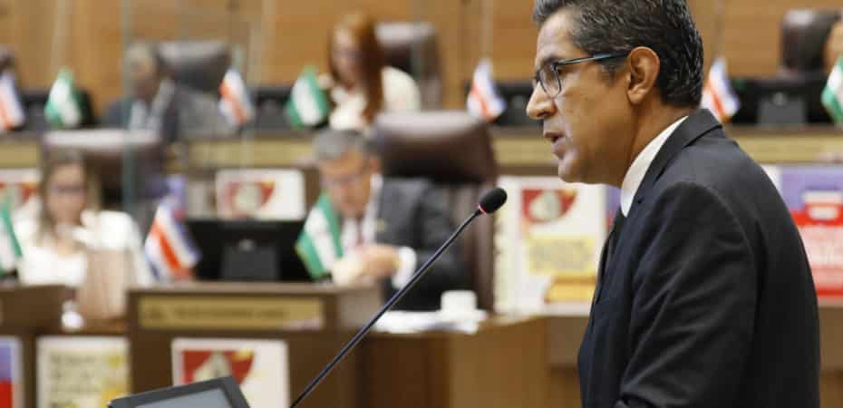 Dos ministros llegaron al Congreso a darle apoyo a Nogui Acosta durante interpelación de los diputados
