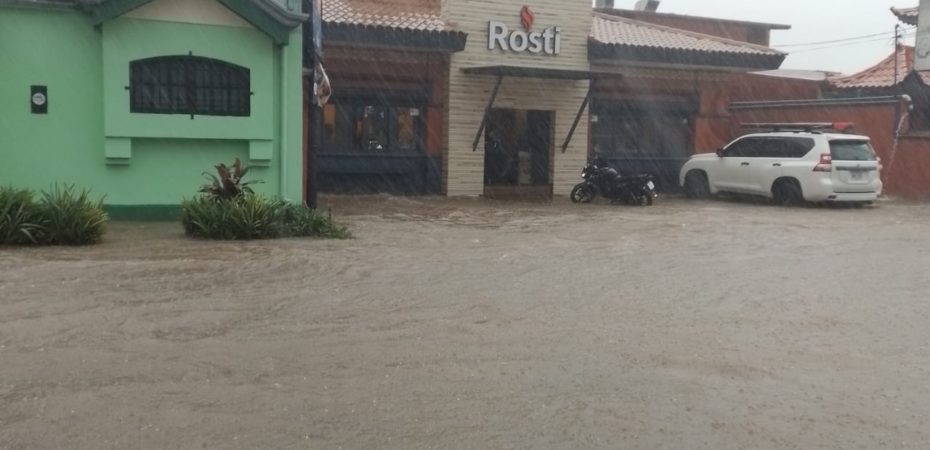 Fuertes lluvias de este miércoles generan inundaciones, vehículos atrapados y una mujer afectada por deslizamiento