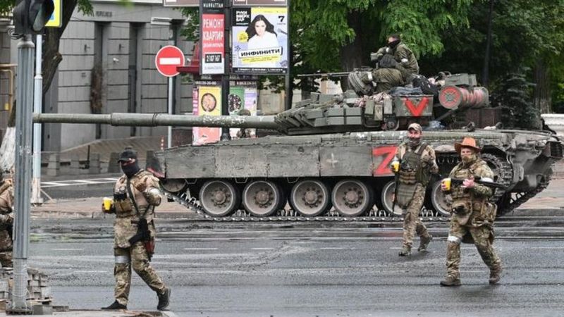 Milicianos rusos amotinados inician retirada de Rusia tras marcha atrás de su jefe