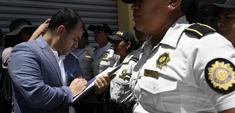 Fiscalía de Guatemala allana sede del partido del candidato Arévalo, a un mes de la segunda ronda