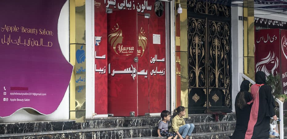 El gobierno talibán de Afganistán cierra los salones de belleza y peluquerías