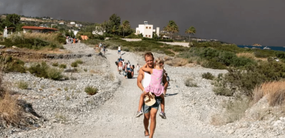 Grecia: las impactantes imágenes de los incendios en la isla de Rodas que obligaron a evacuar a miles de turistas