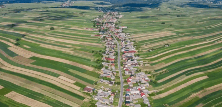 El pueblo de una sola calle donde viven 6.000 personas