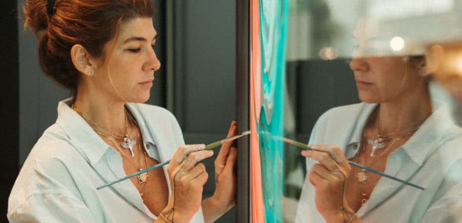 H&M Home escogió a la artista nacional Daniela Martén para que interviniera ventanales de su tienda en Multiplaza Escazú