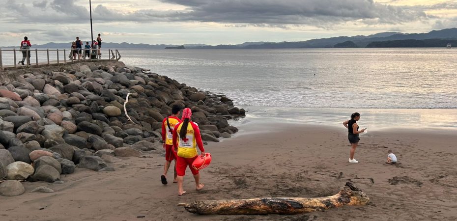 Cruz Roja busca a menor arrastrado por corriente en playa de Puntarenas
