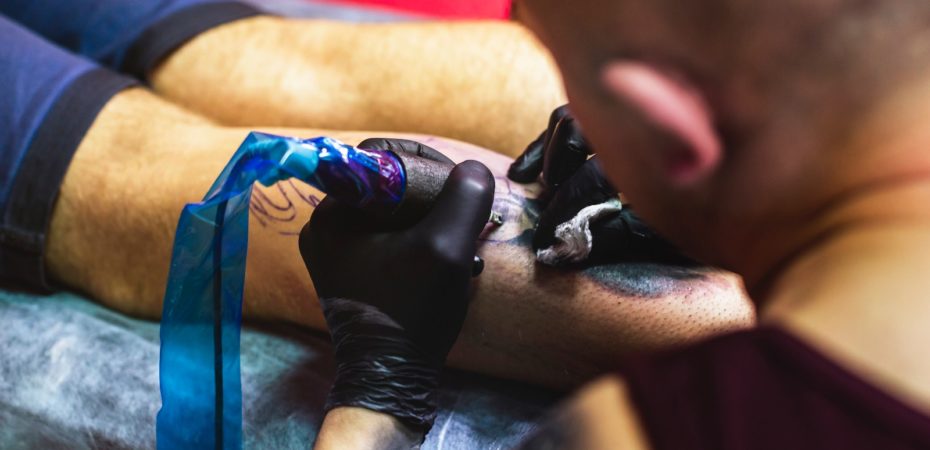 Salud facilita procedimiento de autorización sanitaria para realizar tatuajes en eventos masivos