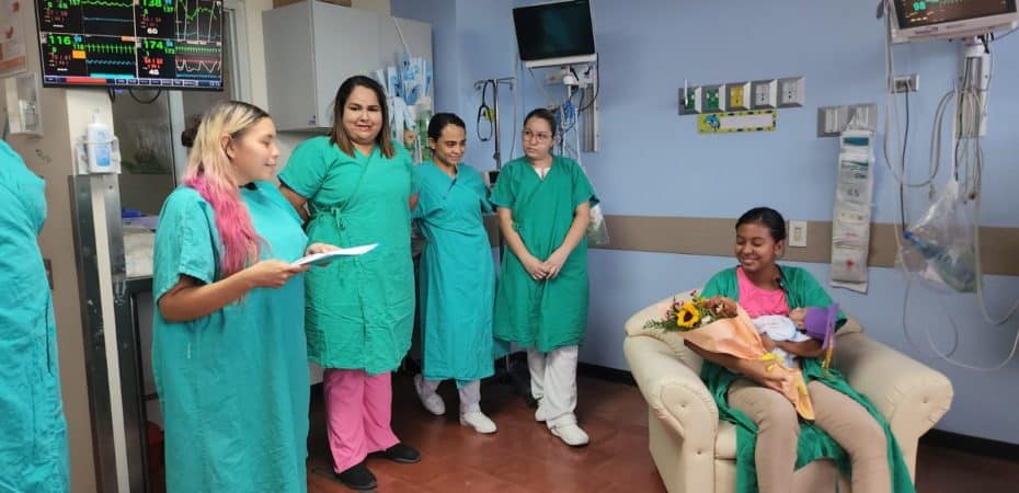 VIDEO | Hospital de Puntarenas “gradúa” a bebé Samuel como símbolo de lucha de los prematuros en Costa Rica
