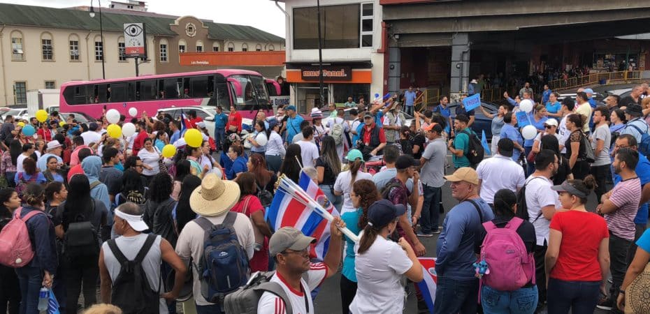Trabajadores de sector salud en huelga se concentraron en San José; CCSS garantiza servicios con plan de contingencia