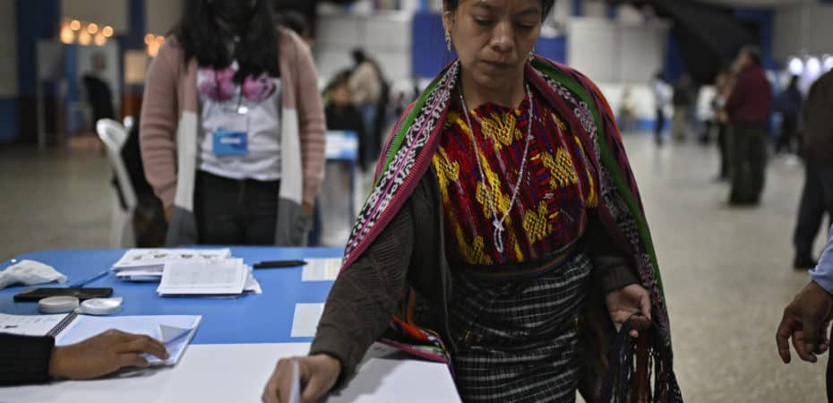 Los guatemaltecos votan este domingo en segunda ronda crucial para la democracia