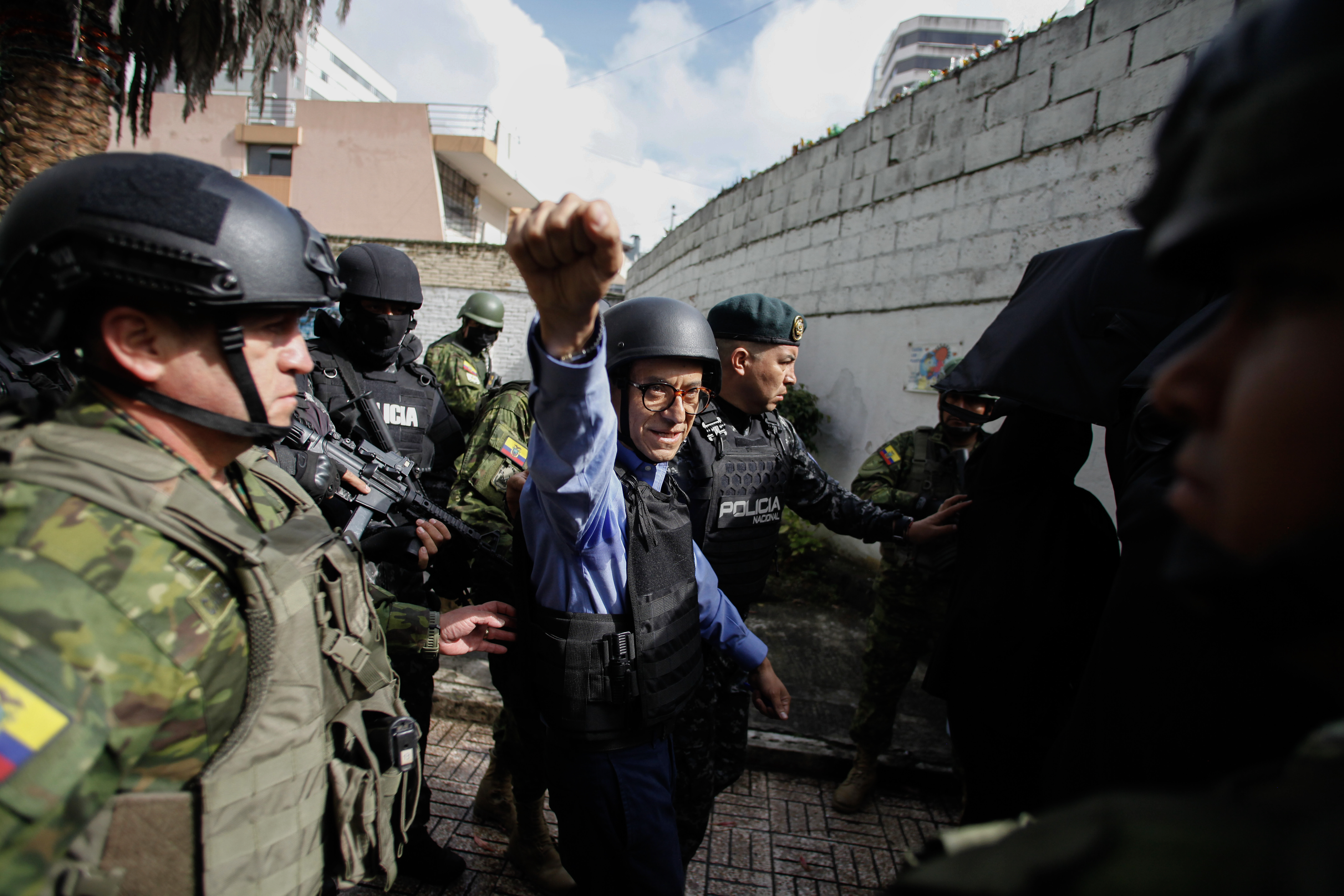 Fotos | Chalecos, militares y temor: las imágenes que deja tensa elección en Ecuador