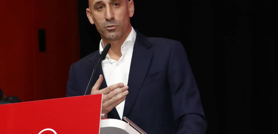 Presidente del fútbol español rechaza dimitir por caso de beso forzado a jugadora