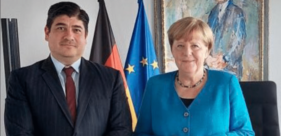 Carlos Alvarado le regala una bolsa de café de Costa Rica a la excanciller alemana Angela Merkel