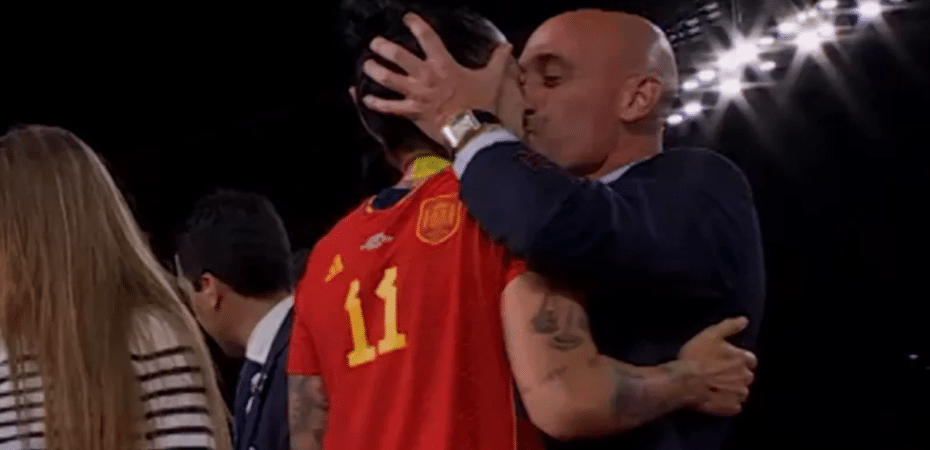 “Las disculpas no son suficientes”: sigue la polémica en España tras el beso en la boca del presidente de la Federación a una futbolista