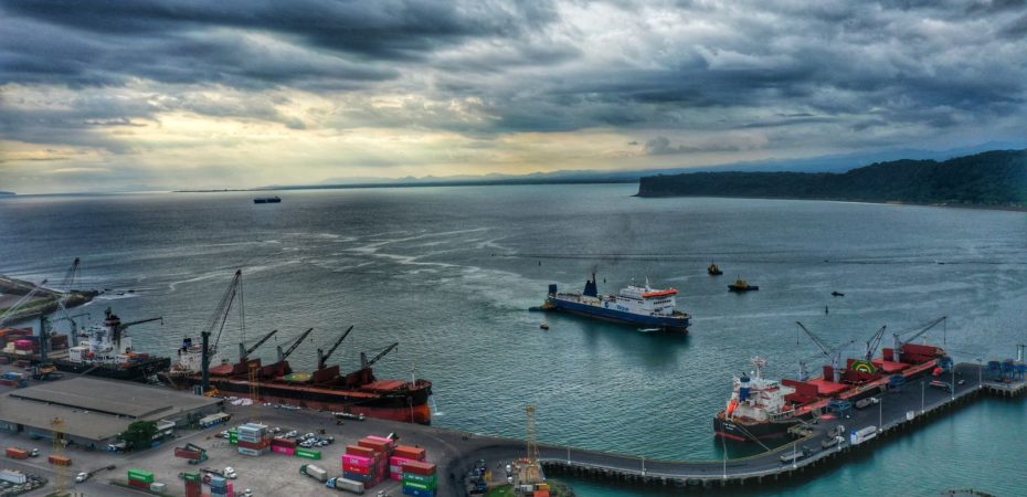 FOTOS | Ferry que une El Salvador con Costa Rica completó primer viaje; llegó a Caldera con 18 contenedores