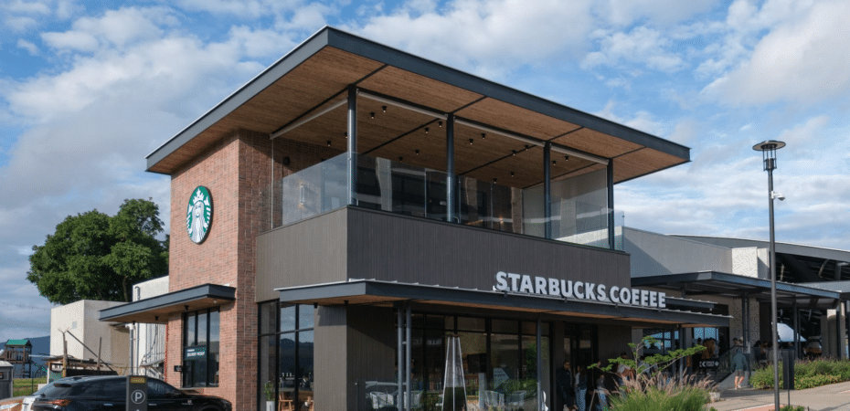 Starbucks y Moyo abren locales en Aleste: ambas operaciones generan 26 puestos de trabajo