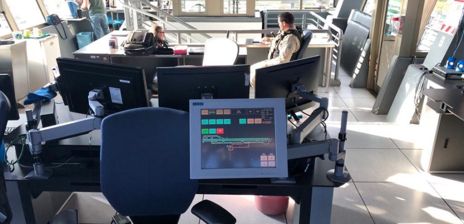 Controladores aéreos denuncian presencia policial en la torre de control para “intimidarlos”
