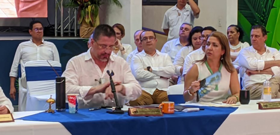 Chaves dice que salida de exjerarca del AyA fue una destitución “por inoperante”; 7 meses antes se anunció como renuncia