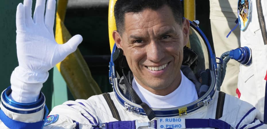 Astronauta de origen salvadoreño bate récord de permanencia en el espacio