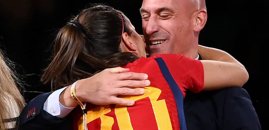 FIFA suspende por tres años a expresidente de Federación Española Luis Rubiales por beso a jugadora