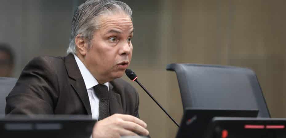 Presidente del Banco Central asegura que Rocío Aguilar estuvo anuente a entregar datos identificables, pero la Sugef lo contradice