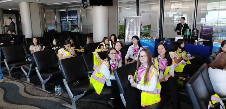 Niñas hoy, líderes en la aviación mañana: sector busca atraer a más mujeres en aeronáutica