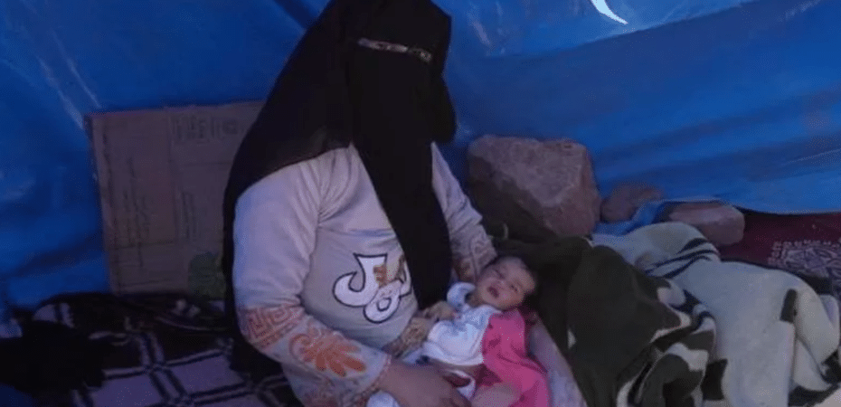 La bebé que nació unos minutos antes del terremoto en Marruecos (y ahora está en una carpa con su familia)