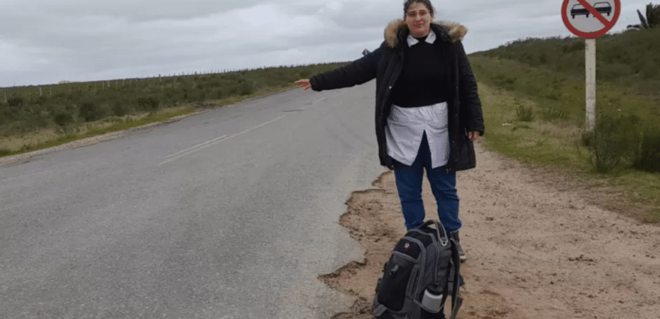 La maestra que cada día recorre 200 kilómetros haciendo autostop para dar clase a dos niños en Uruguay