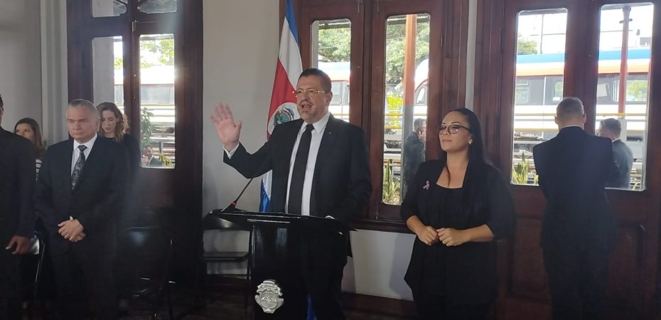 “Están tomando el lado correcto de la historia” dice Rodrigo Chaves sobre oposición del Frente Amplio a proyecto de lista gris