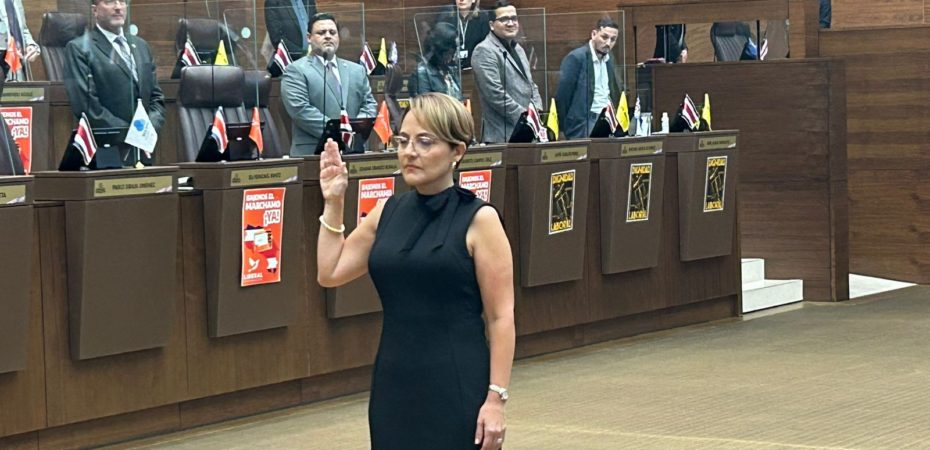 Magistrada Patricia Vargas fue juramentada por el Plenario Legislativo