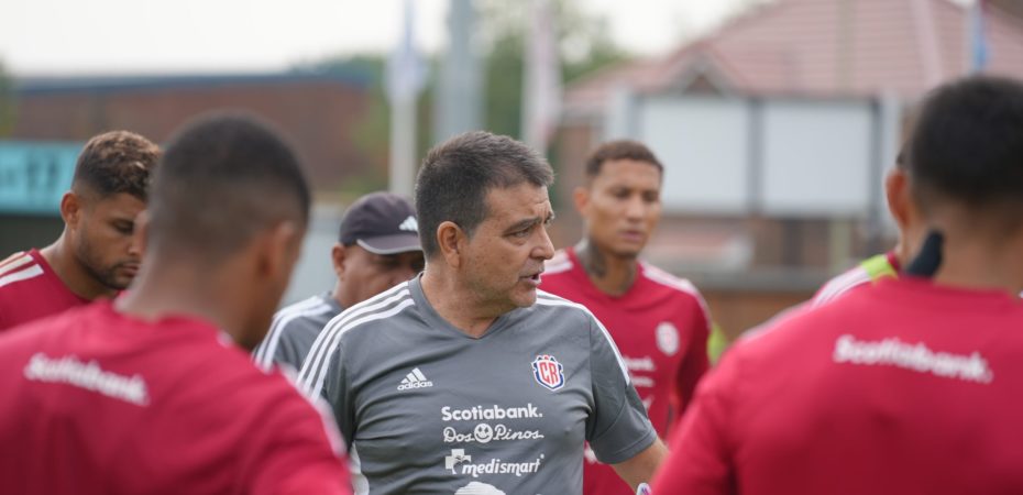 Sin técnico oficial aún, Claudio Vivas será el entrenador que buscará el boleto a la Copa América