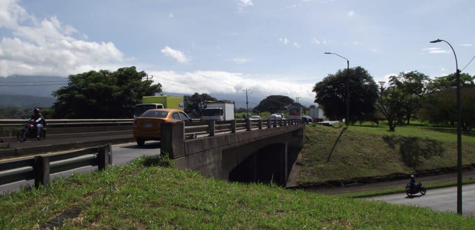 MOPT colocará puente metálico frente al aeropuerto para mitigar presas hacia San José