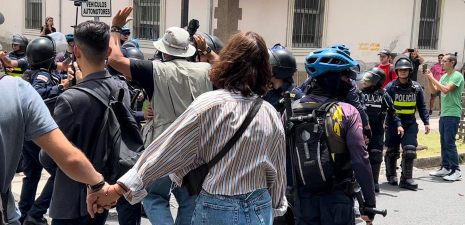 Video | “Empiezan a garrotear a todo mundo indiscriminadamente”, narra fotoperiodista amedrentado durante marcha contra violencia policial