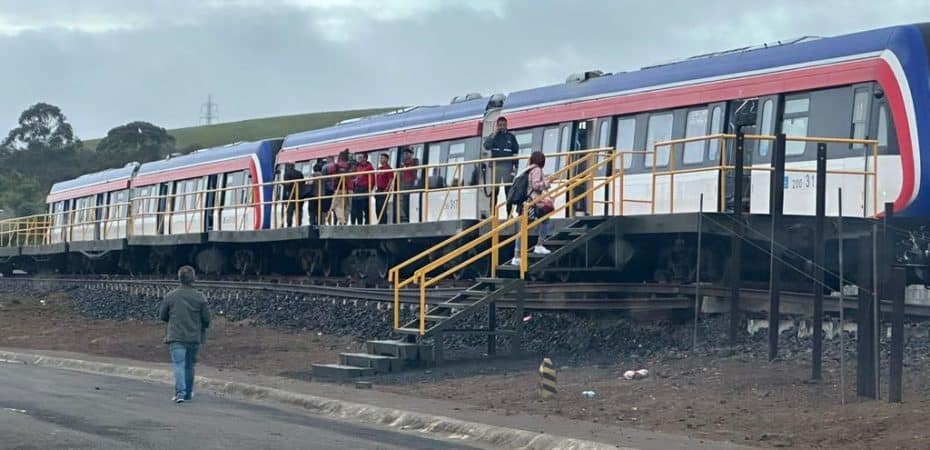 Tren a Paraíso inició viajes con 35 pasajeros; falta de presupuesto impide llevar servicio hasta centro del cantón