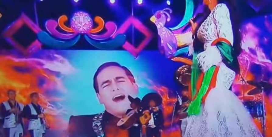 Video |Maribel Guardia rompe en llanto y recibe ovación al cantar “acompañada” por su hijo Julián
