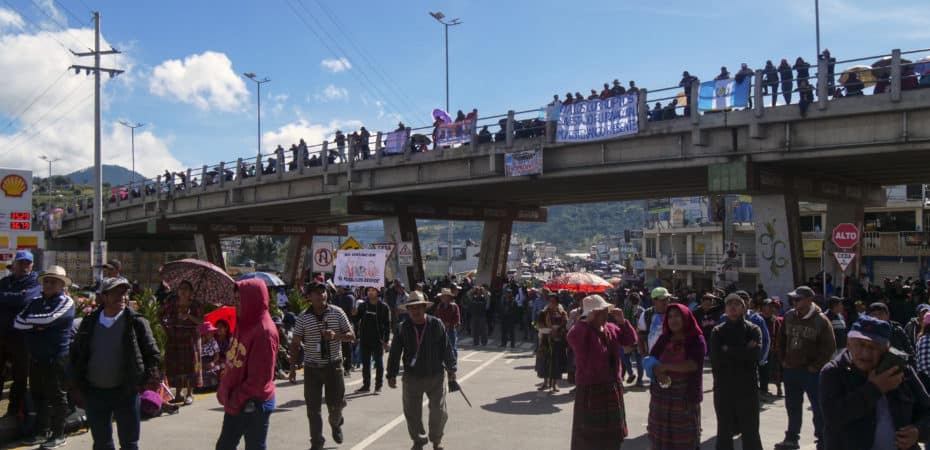 Manifestantes bloquean carreteras de Guatemala para exigir cese a persecución electoral y respeto a resultados