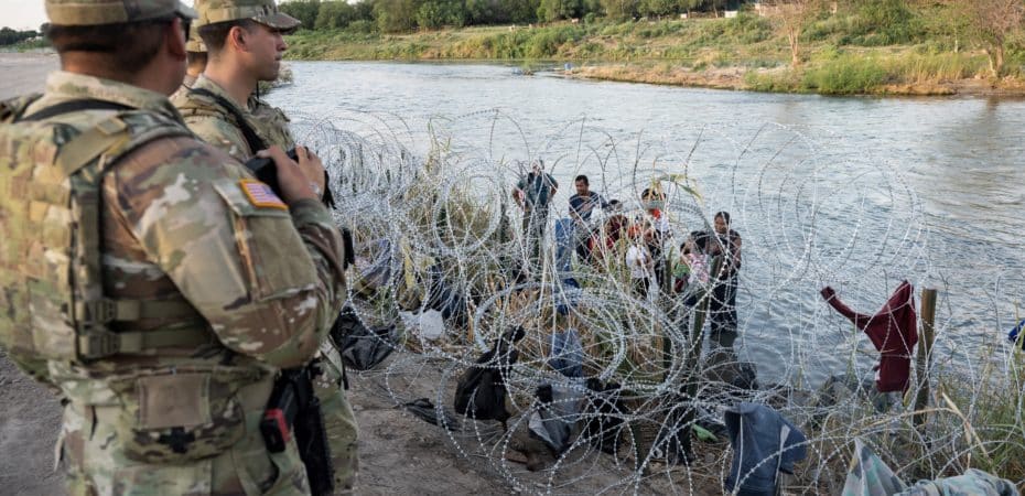 Autoridades de EE.UU. juegan “al gato y al ratón” en su frontera sur ante constante paso de migrantes